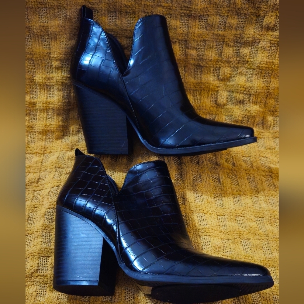 Qupid Deep V Cut Out Black Croc-Embossed Ankle Booties -Size 9 - Picture 4 of 7